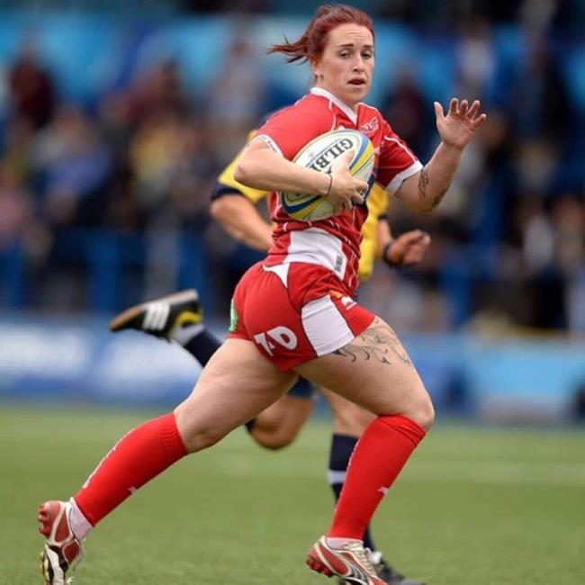 Natalie Walsh in action for the Scarlets